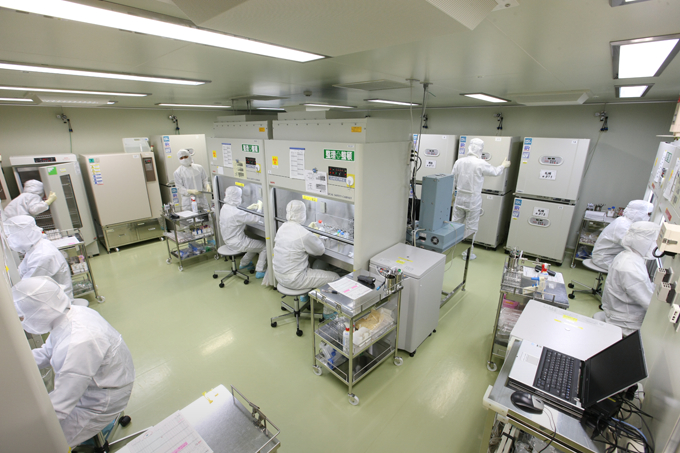 培养细胞培养设施患者细胞的洁净室，与制造无菌医药品的房间有同等水平的管理。空调设备和使用的器材，通过计算机的一元管理系统24小时实时监视运行状态。